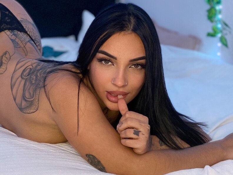 𝗔𝗻𝗴𝘆 😇 — solo creator from Provo | Find Her OF