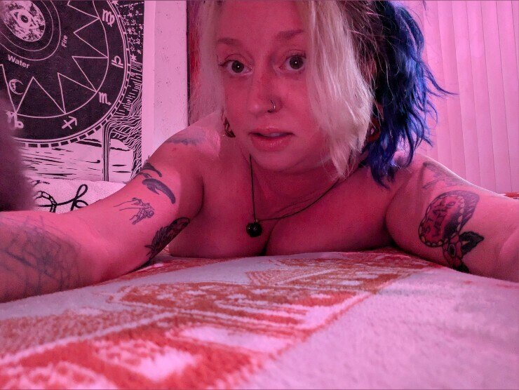 Bizarre Beaute — e-girl creator from West Virginia | Find Her OF