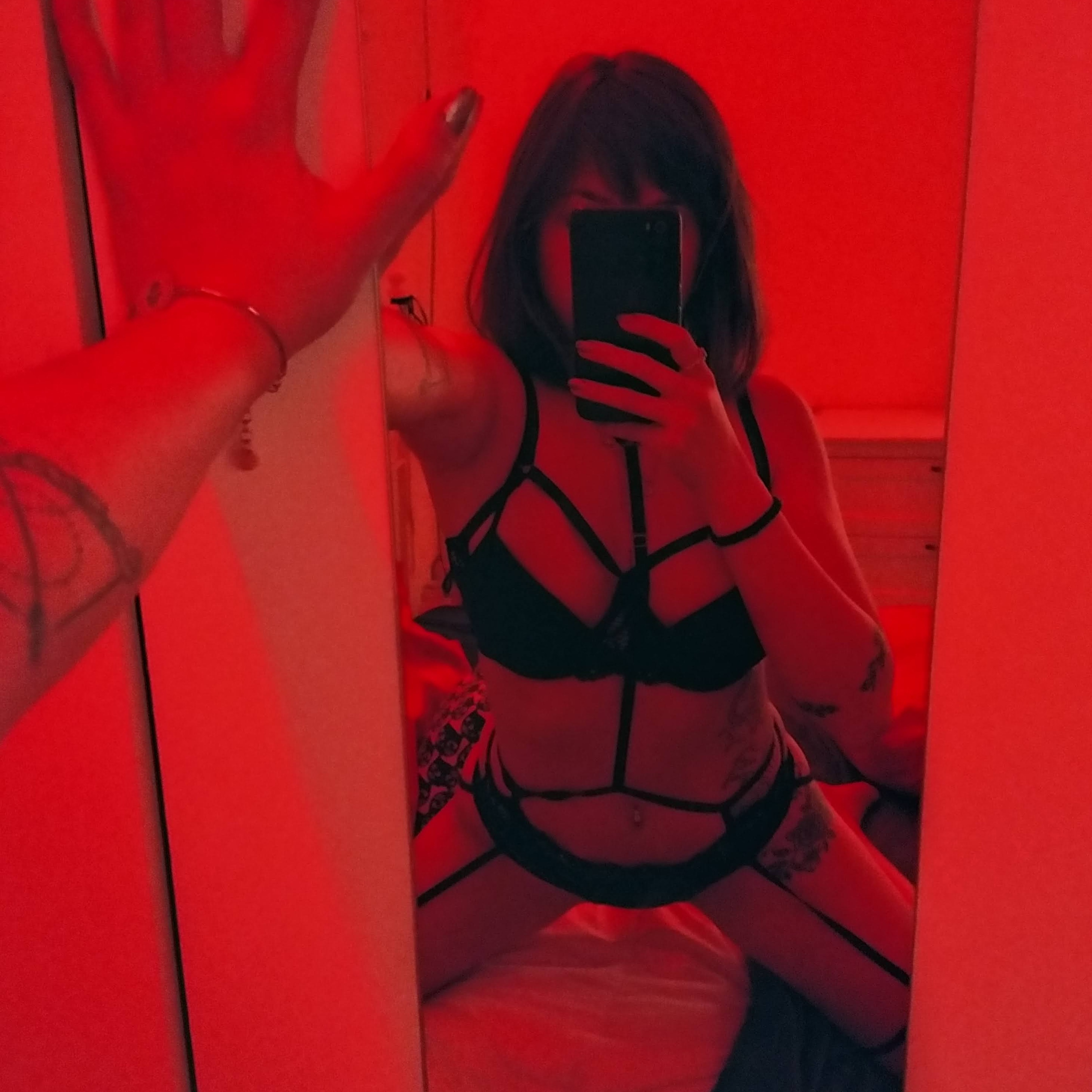 😈🖤 Elle🖤😈 — petite creator from Graz | Find Her OF