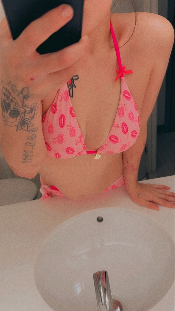 Sara and Reckless — trans creator from Winnipeg | Find Her OF