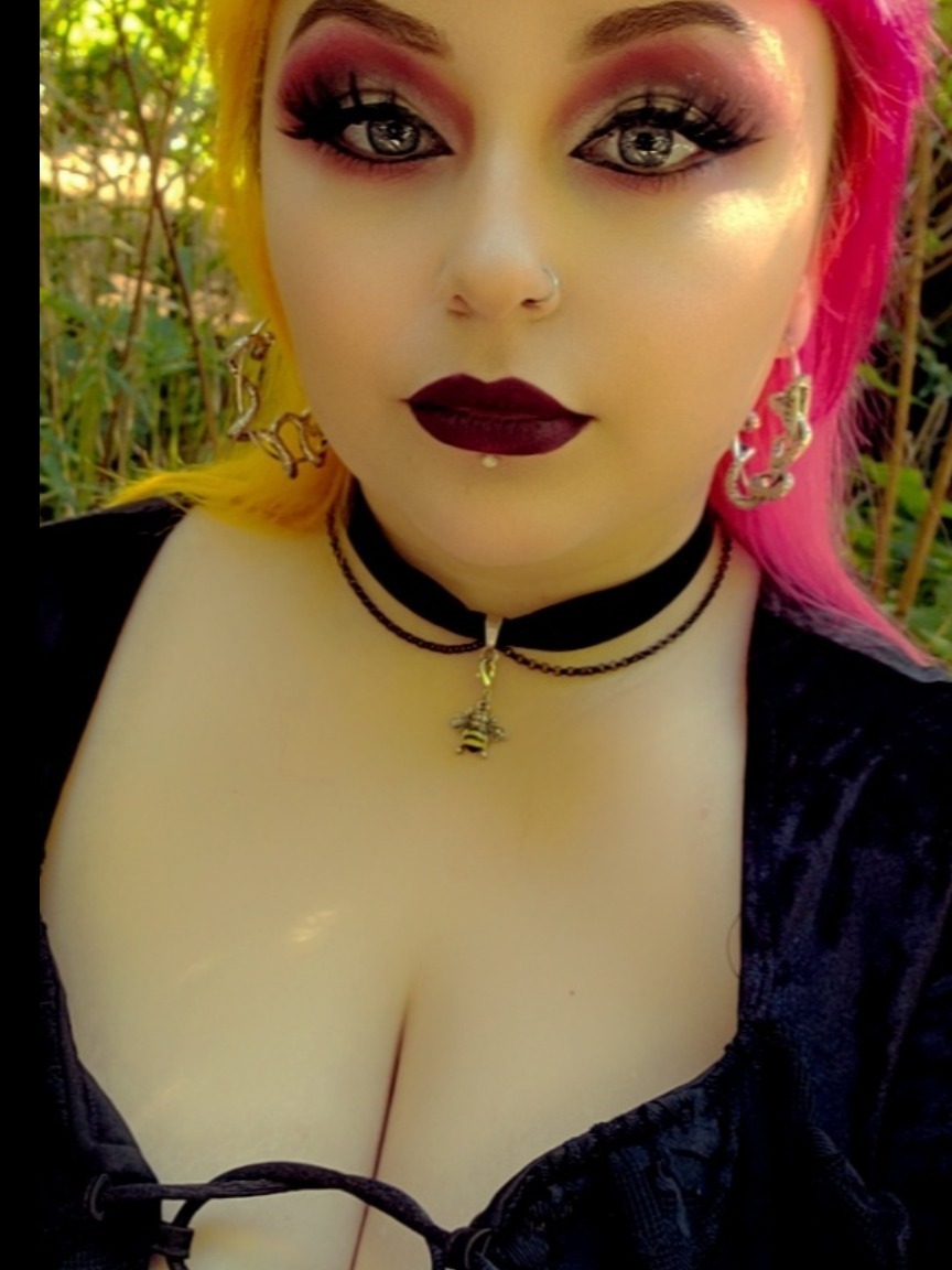 Keely — petite, curvy creator from Aberdeen | Find Her OF