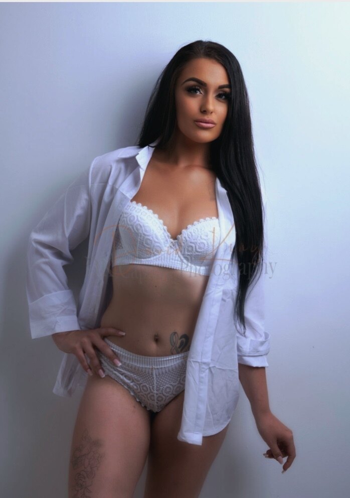 Shara — fitness creator from Bournemouth | Find Her OF